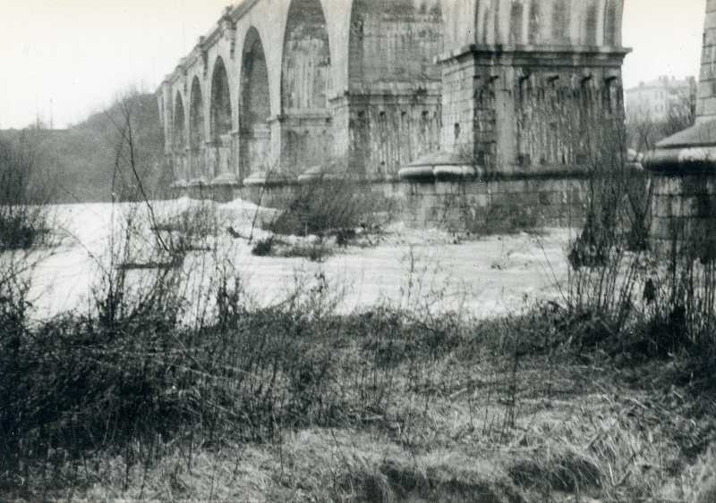 Fiume Isonzo in piena. Il ponte ferroviario ripreso da valle